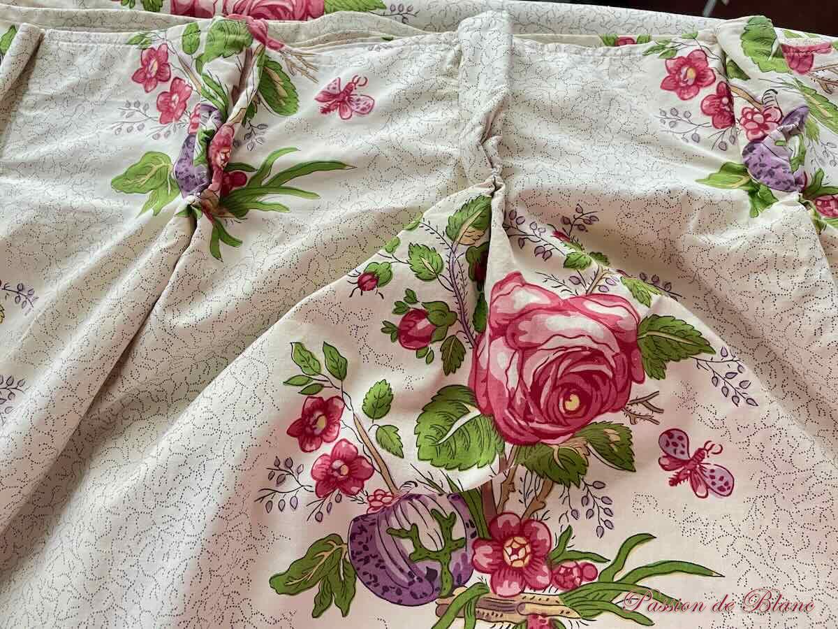 Paire de rideaux, collection LE MANACH sur fond écru et motifs fleuris. PIERRE FREY. – Image 3