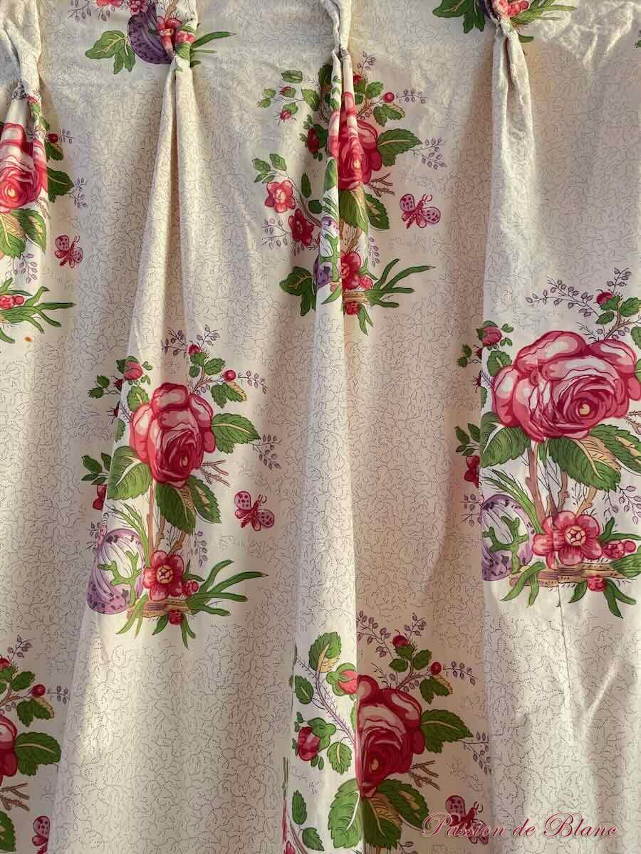 Paire de rideaux, collection LE MANACH sur fond écru et motifs fleuris. PIERRE FREY. – Image 2