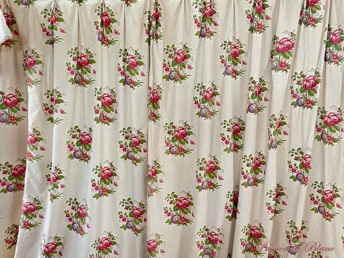 Paire de rideaux, collection LE MANACH sur fond écru et motifs fleuris. PIERRE FREY. – Image 8