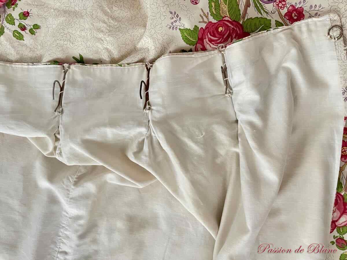 Paire de rideaux, collection LE MANACH sur fond écru et motifs fleuris. PIERRE FREY. – Image 6