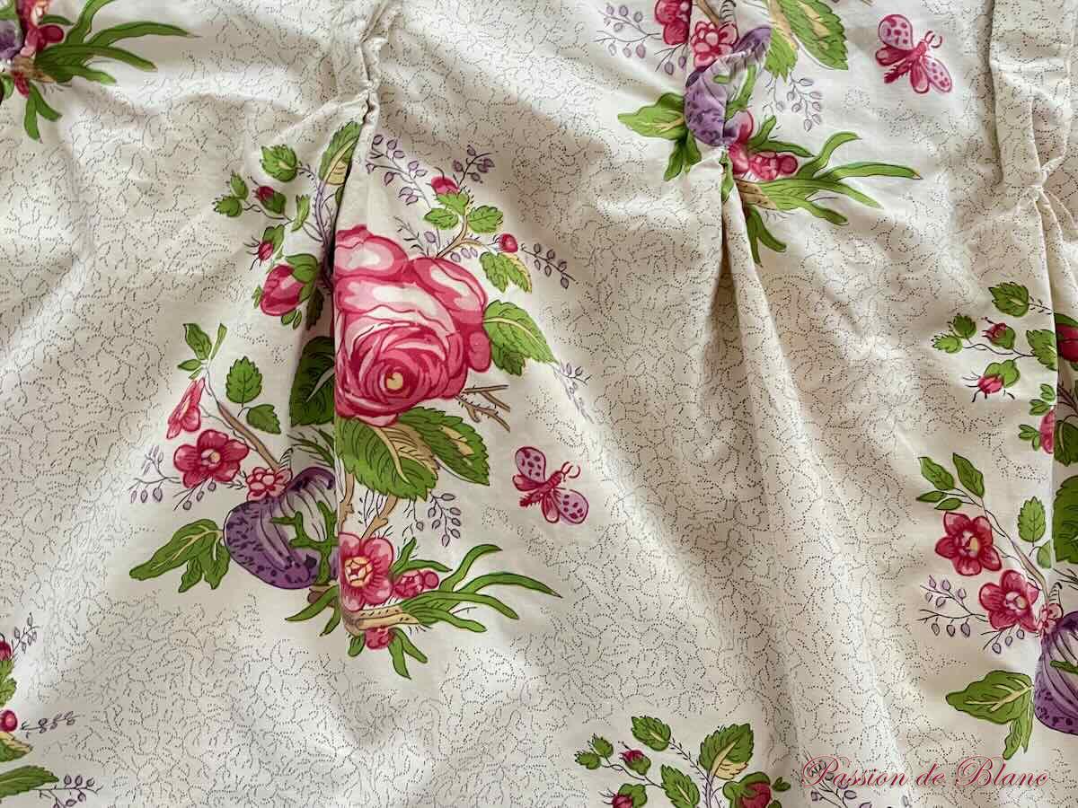 Paire de rideaux, collection LE MANACH sur fond écru et motifs fleuris. PIERRE FREY. – Image 4