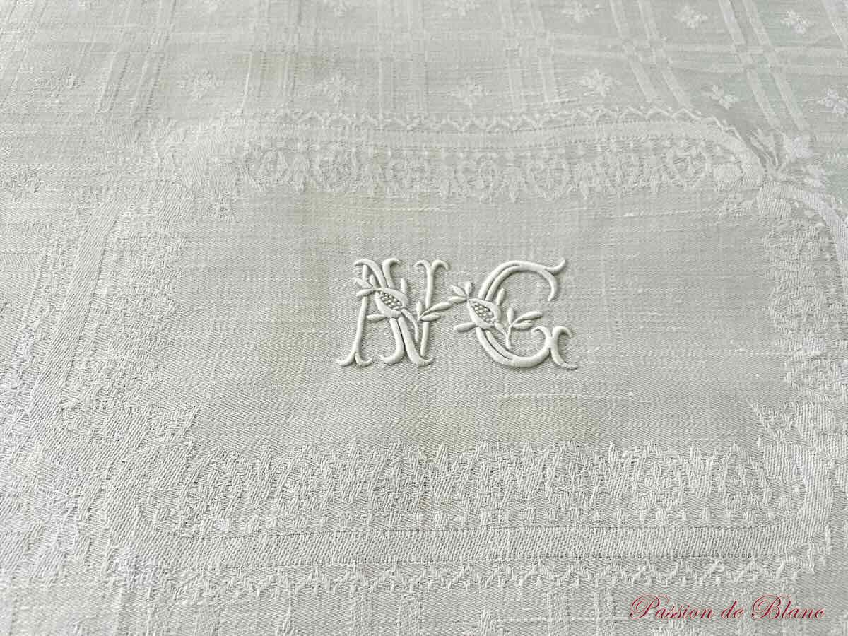 Service de table 12 couverts en damas de lin blanc avec 2 monogrammes NC brodé main – Image 5