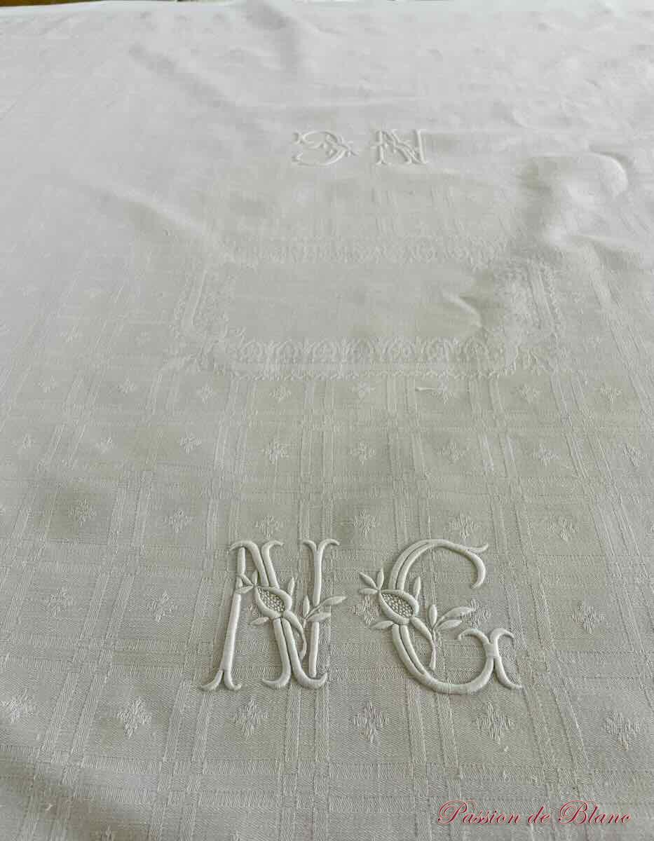 Service de table 12 couverts en damas de lin blanc avec 2 monogrammes NC brodé main – Image 7