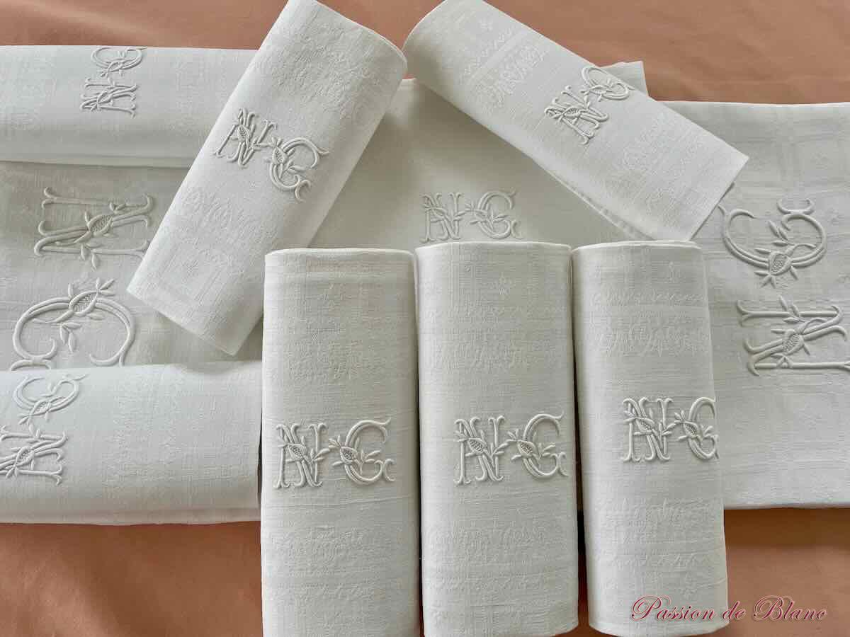 Service de table 12 couverts en damas de lin blanc avec 2 monogrammes NC brodé main – Image 9