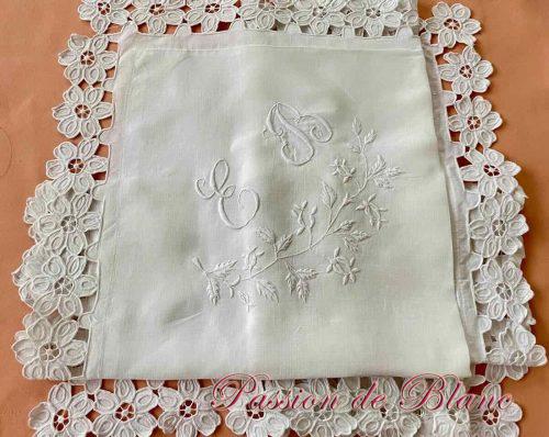 Belle taie avec broderie Richelieu et monogramme EB sur toile de lin fin