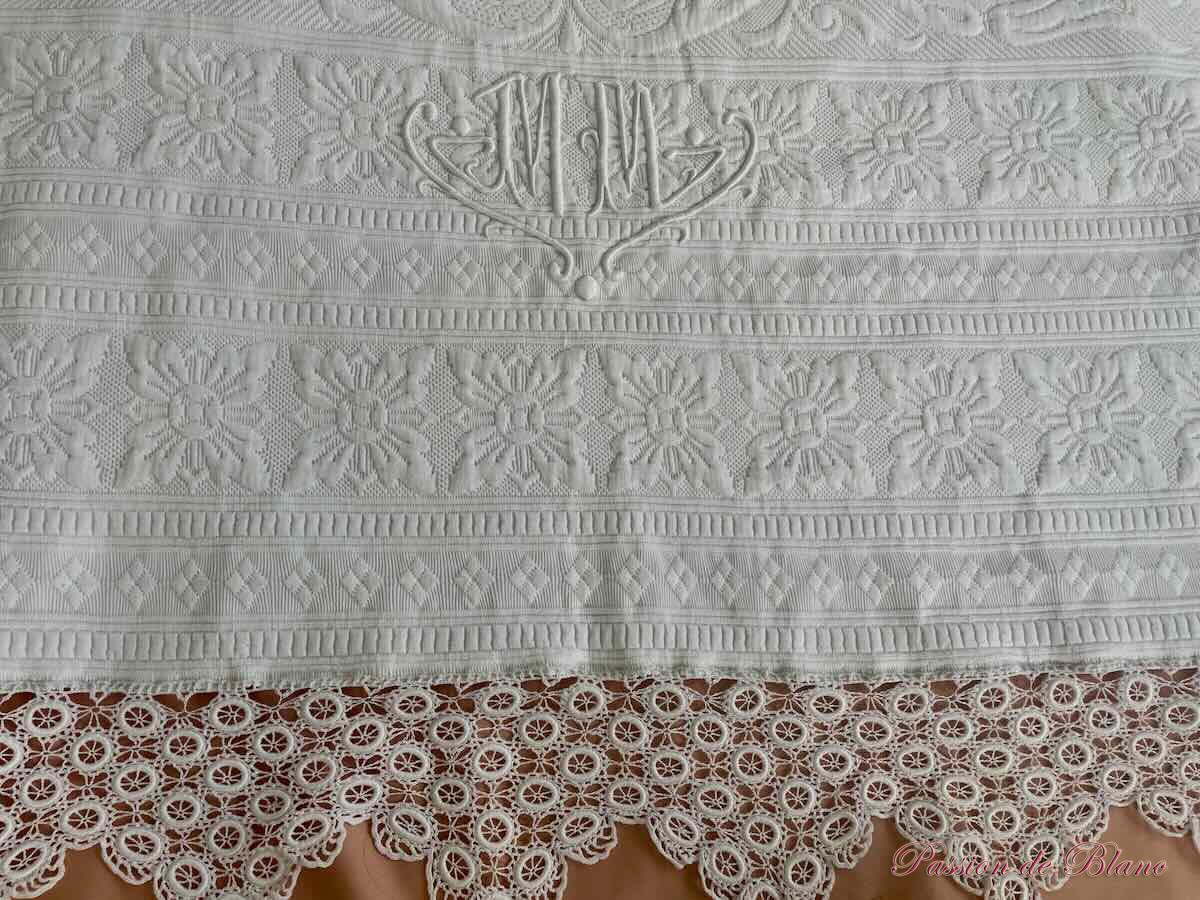 Grande couverture en piqué Marseillais, beau relief, 2 monogrammes MM. – Image 3