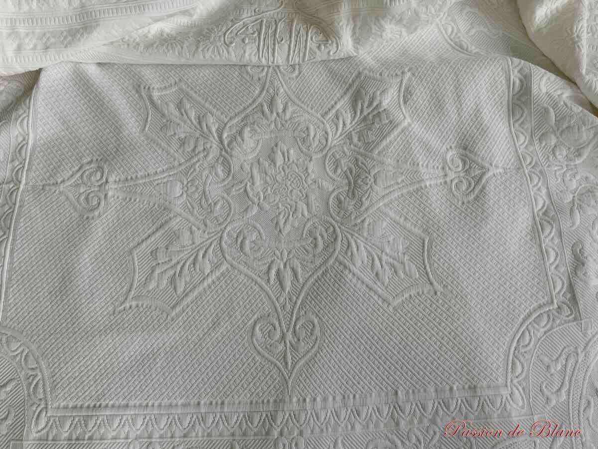 Grande couverture en piqué Marseillais, beau relief, 2 monogrammes MM. – Image 8