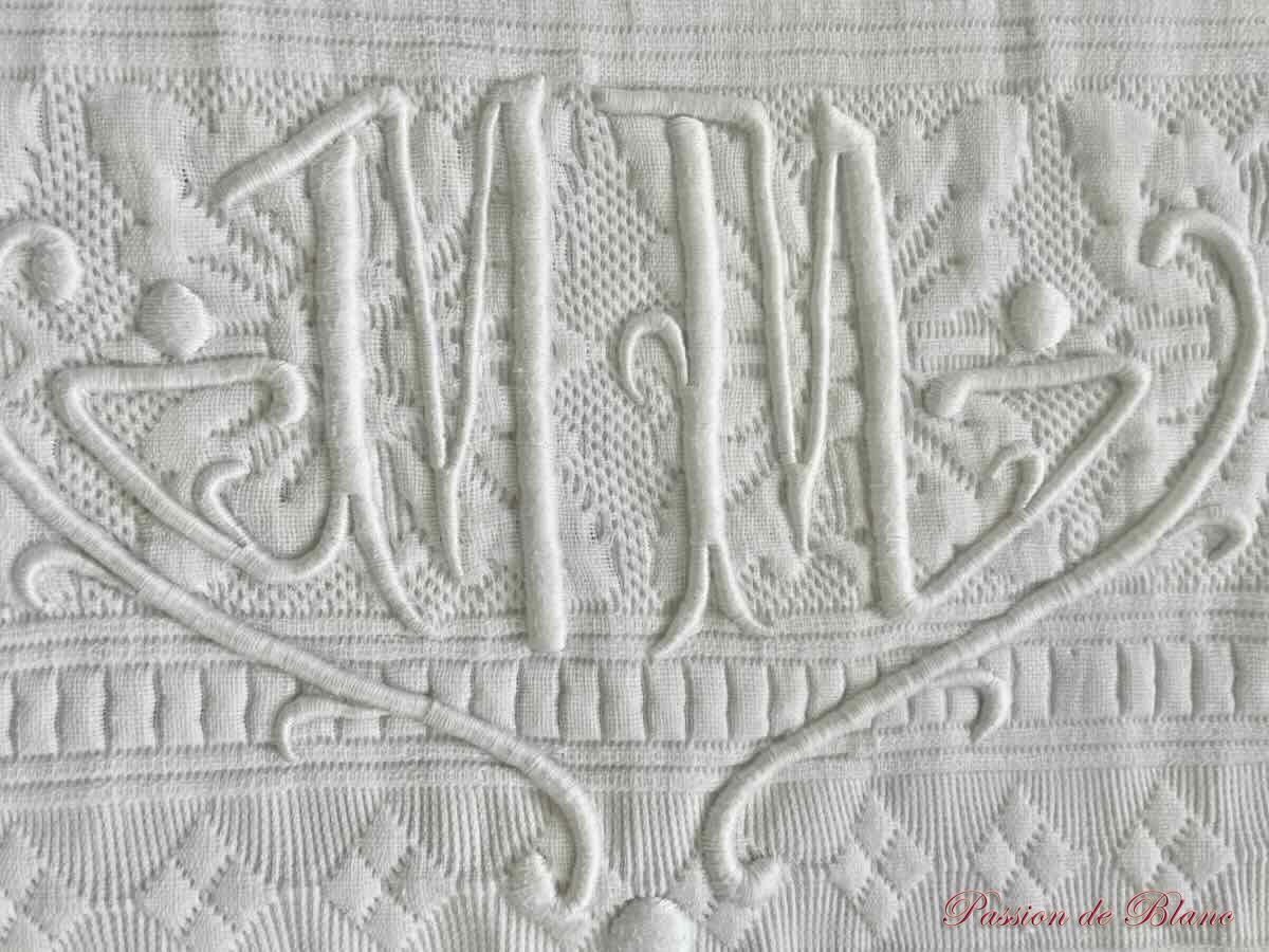 Grande couverture en piqué Marseillais, beau relief, 2 monogrammes MM. – Image 2