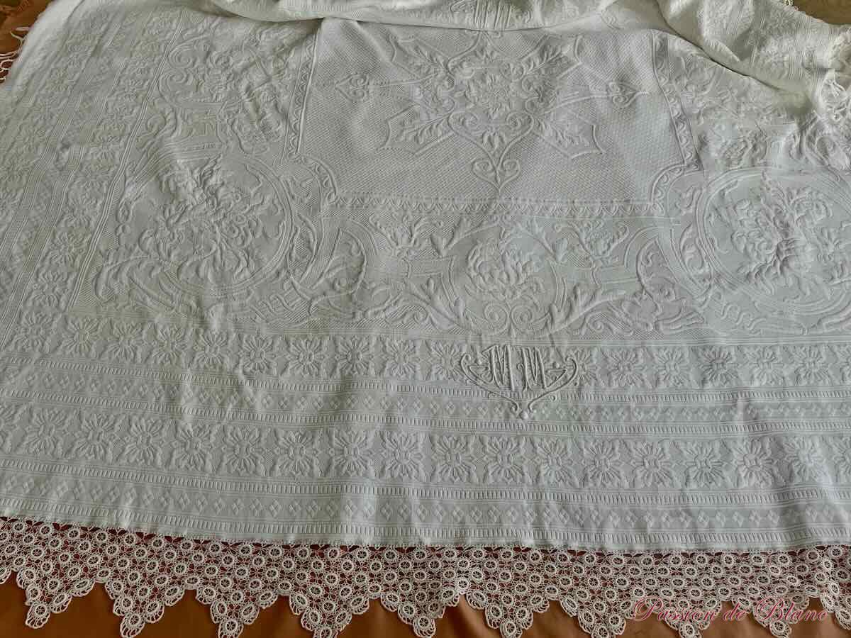 Grande couverture en piqué Marseillais, beau relief, 2 monogrammes MM. – Image 6