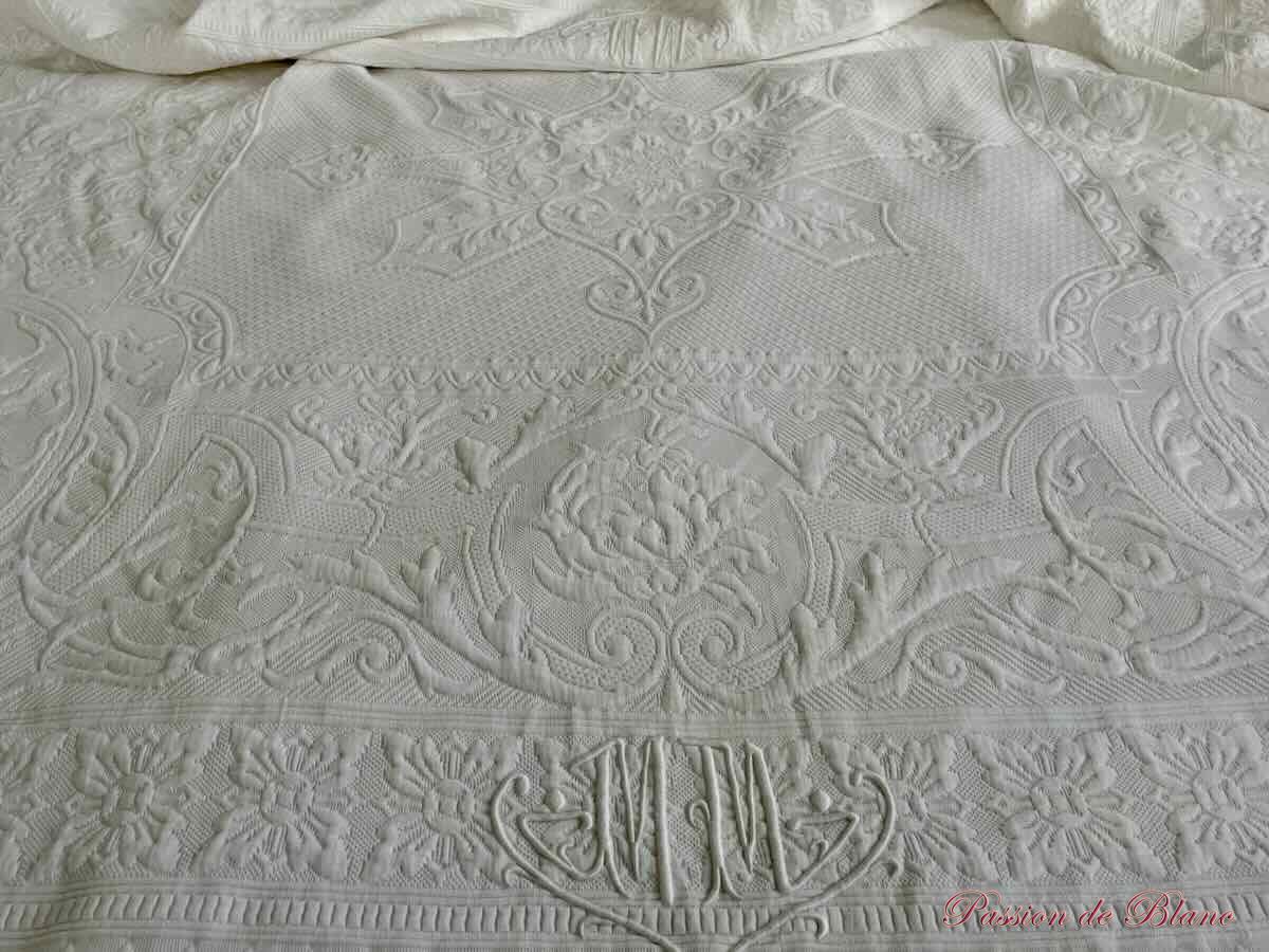 Grande couverture en piqué Marseillais, beau relief, 2 monogrammes MM. – Image 5