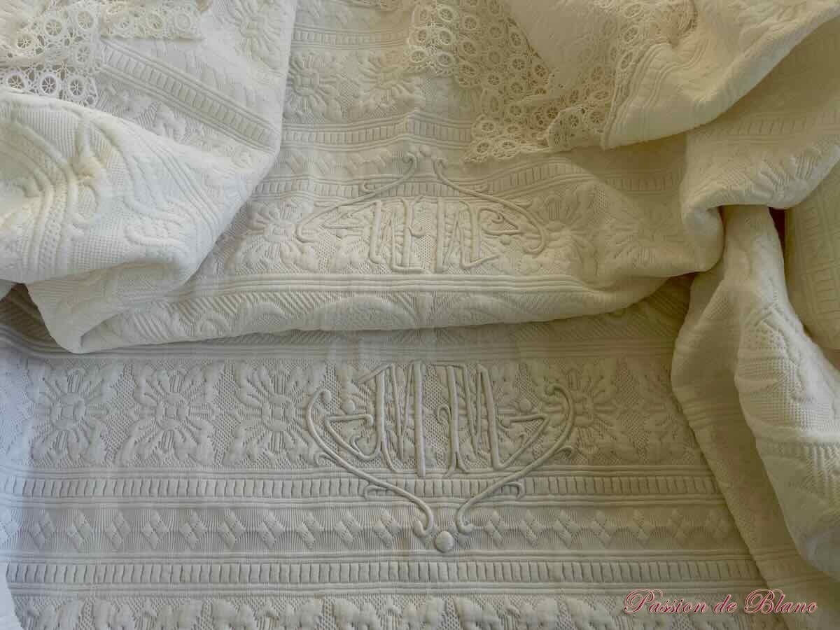 Grande couverture en piqué Marseillais, beau relief, 2 monogrammes MM. – Image 4