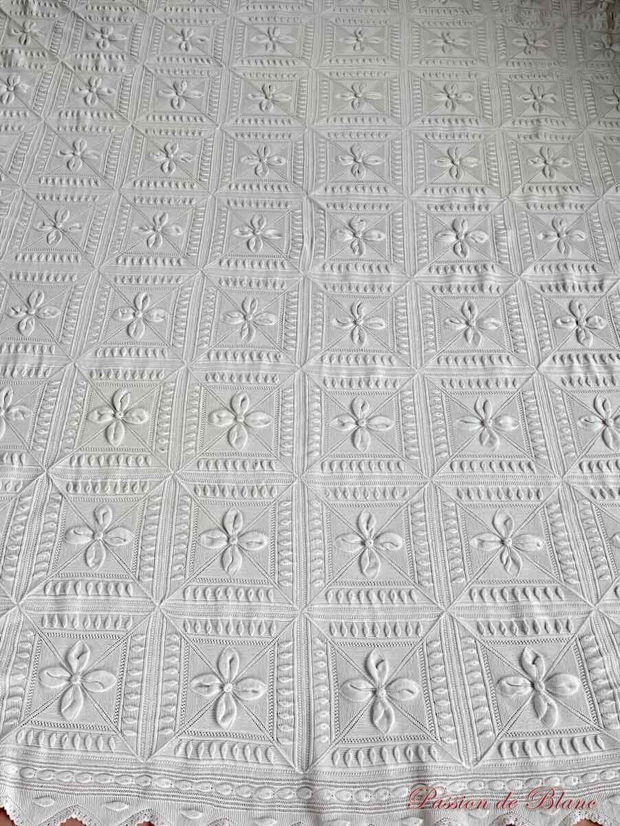 Dessus de lit ou courtepointe aux aiguilles en fin coton blanc avec beaux motifs – Image 4