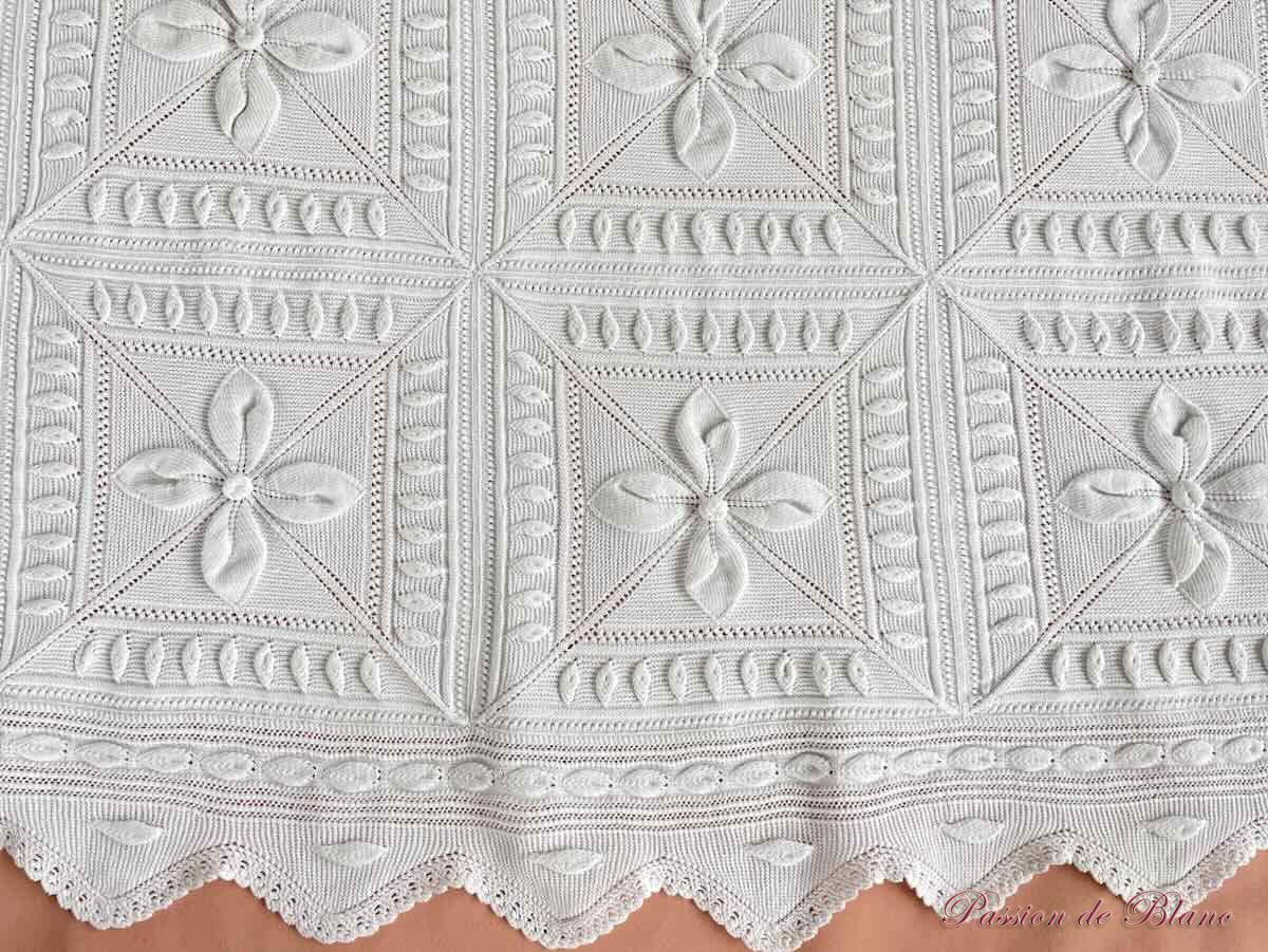 Dessus de lit ou courtepointe aux aiguilles en fin coton blanc avec beaux motifs – Image 2