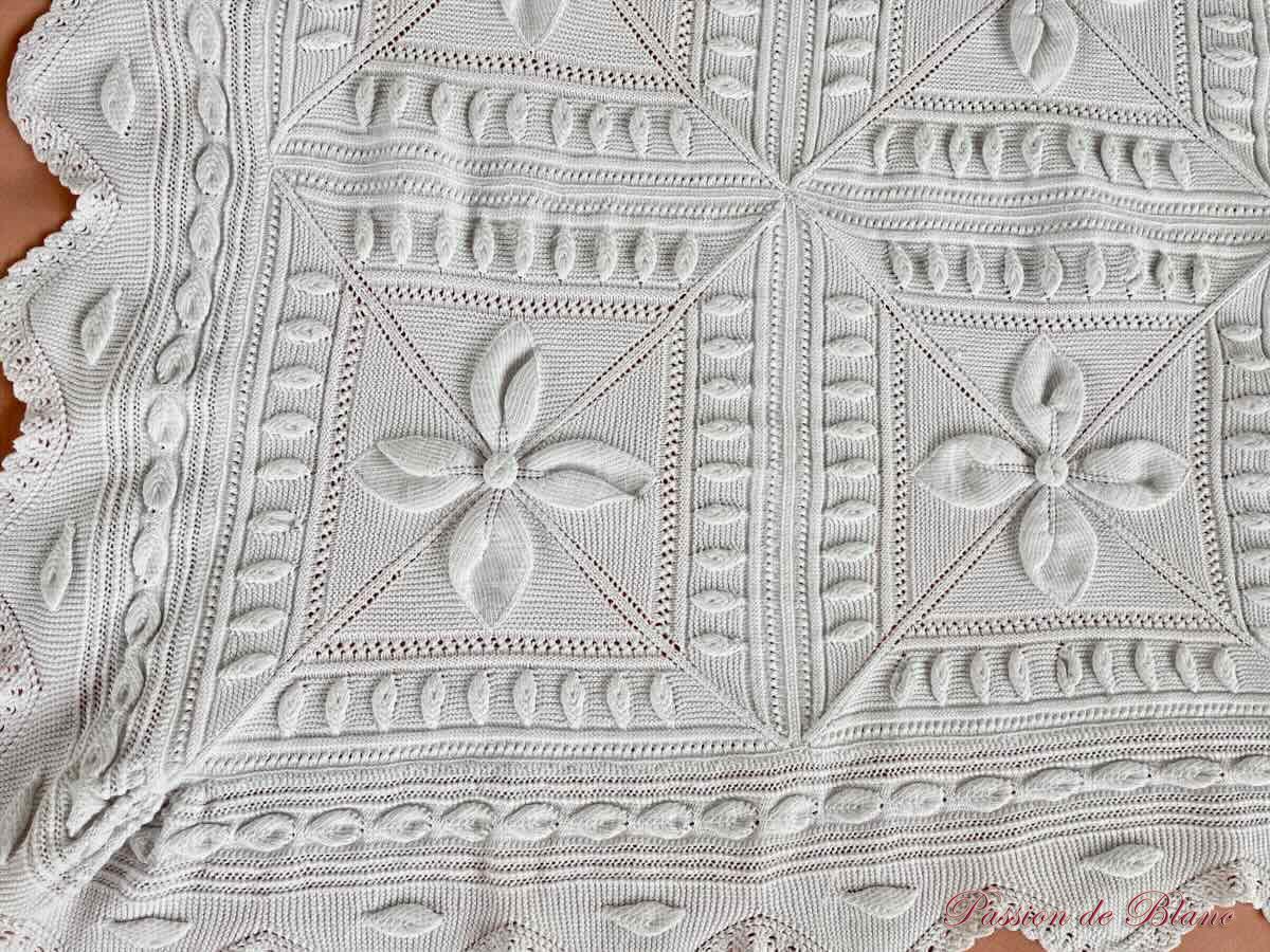 Dessus de lit ou courtepointe aux aiguilles en fin coton blanc avec beaux motifs – Image 6
