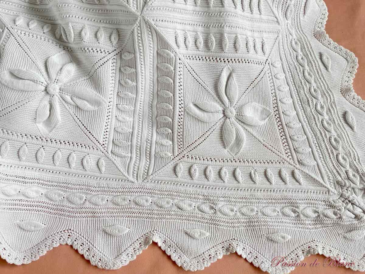 Dessus de lit ou courtepointe aux aiguilles en fin coton blanc avec beaux motifs – Image 8