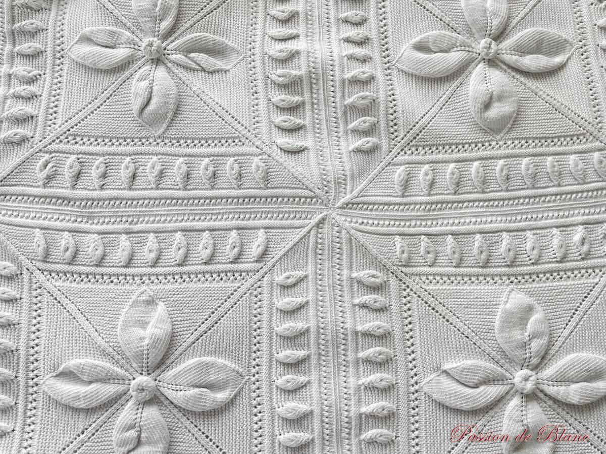 Dessus de lit ou courtepointe aux aiguilles en fin coton blanc avec beaux motifs – Image 3