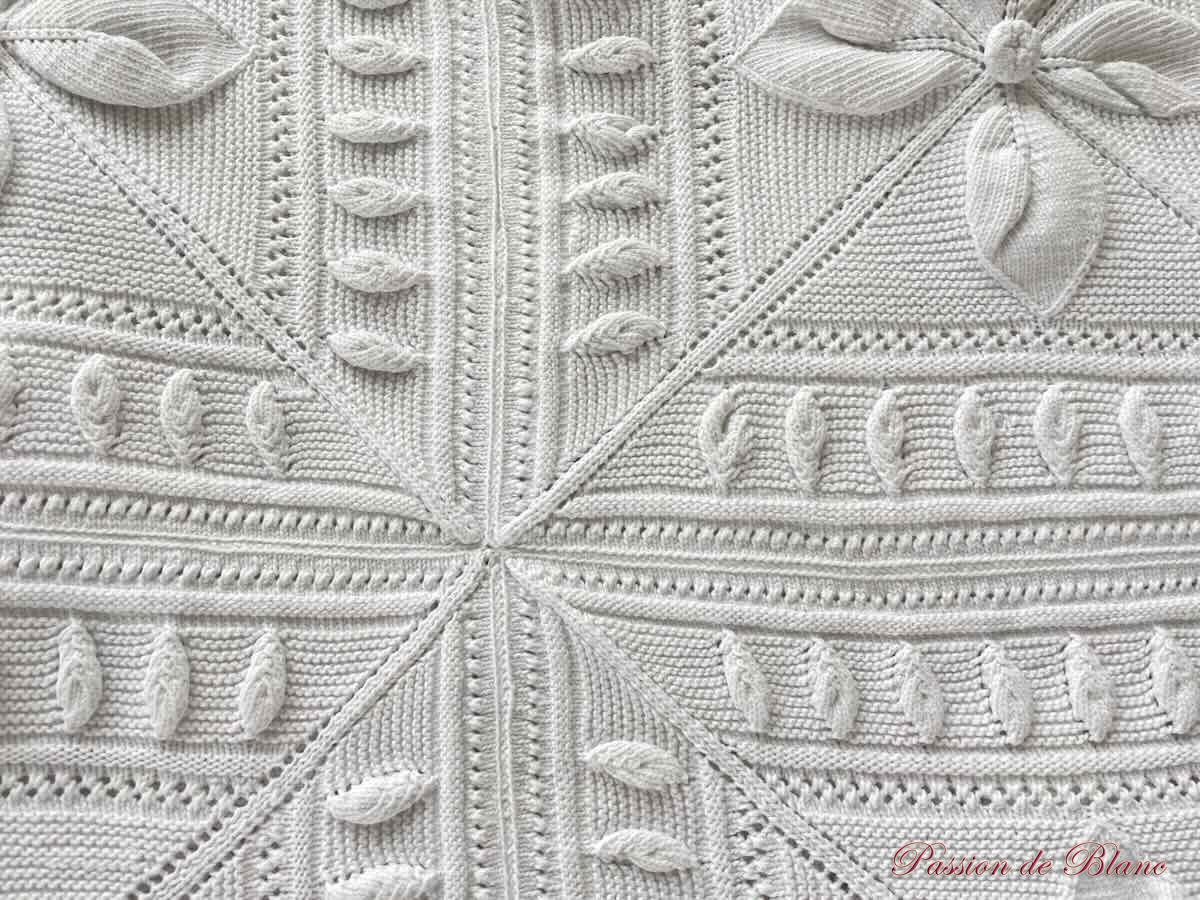 Dessus de lit ou courtepointe aux aiguilles en fin coton blanc avec beaux motifs – Image 7