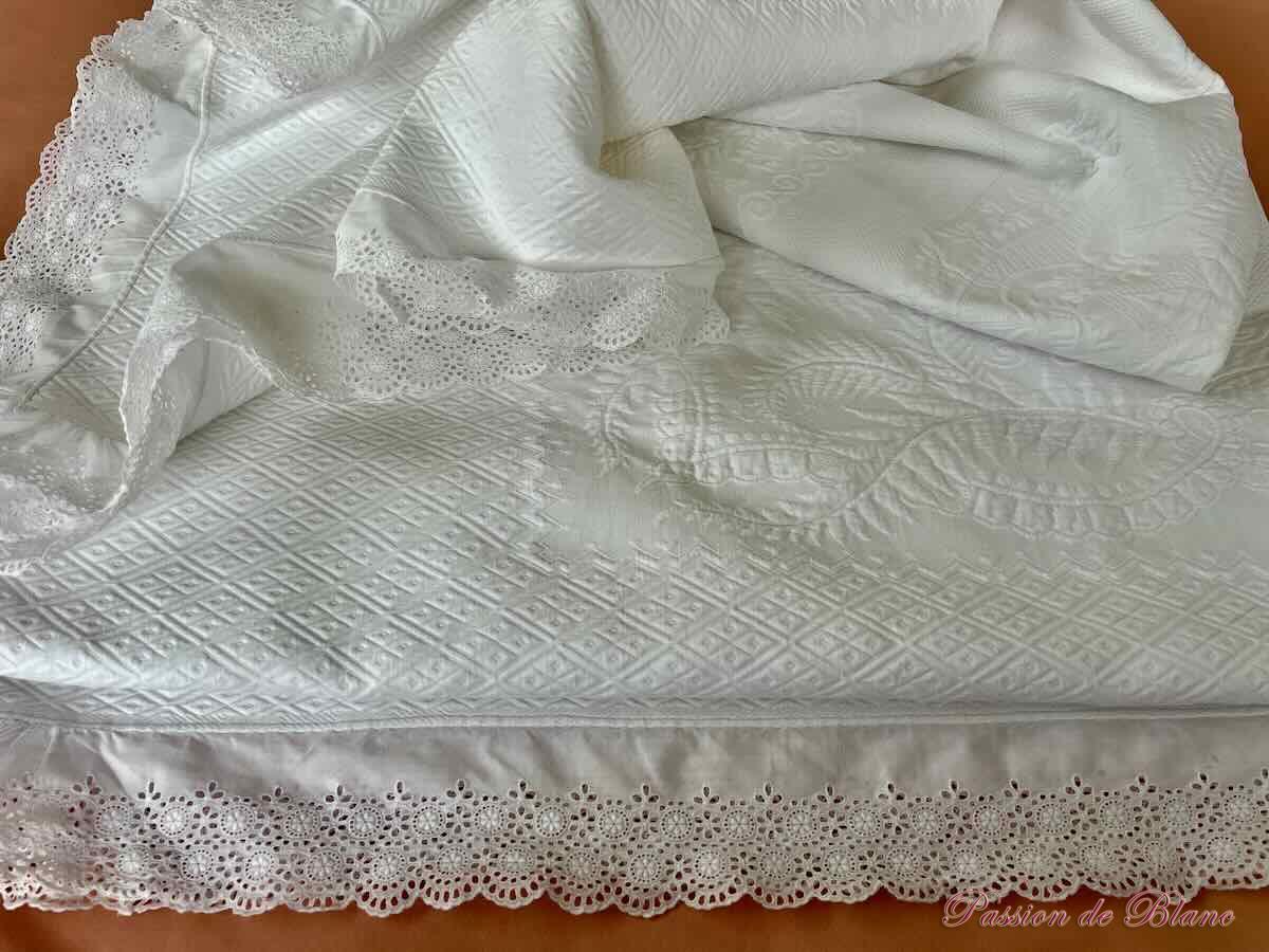 Belle courtepointe en piqué plat avec volant en dentelle – Image 10