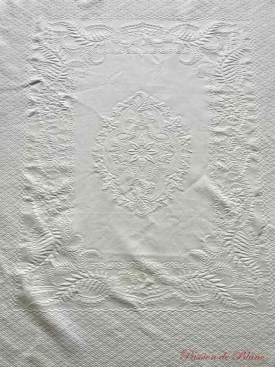 Belle courtepointe en piqué plat avec volant en dentelle – Image 2