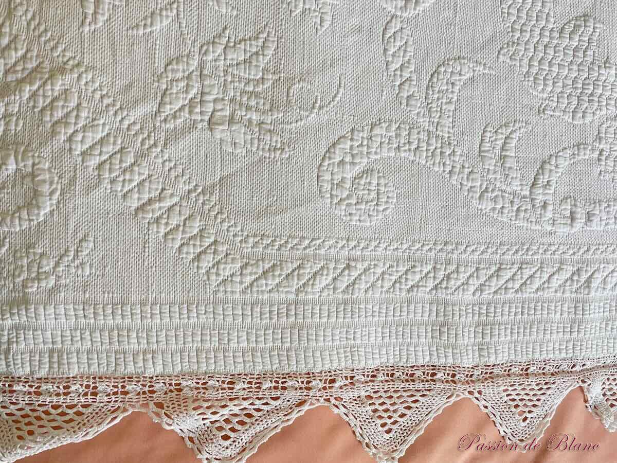 Belle couverture en piqué Marseillais avec beaux motifs en Relief – Image 5
