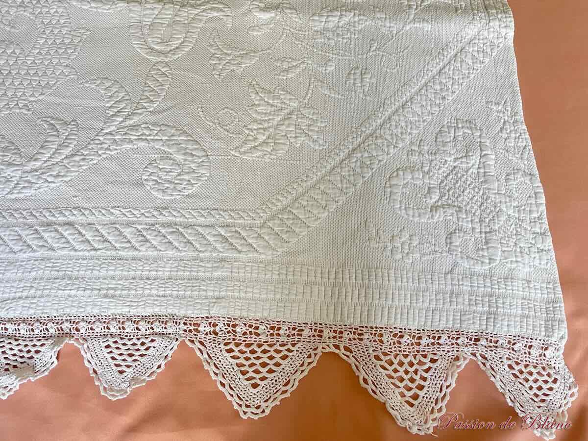 Belle couverture en piqué Marseillais avec beaux motifs en Relief – Image 4