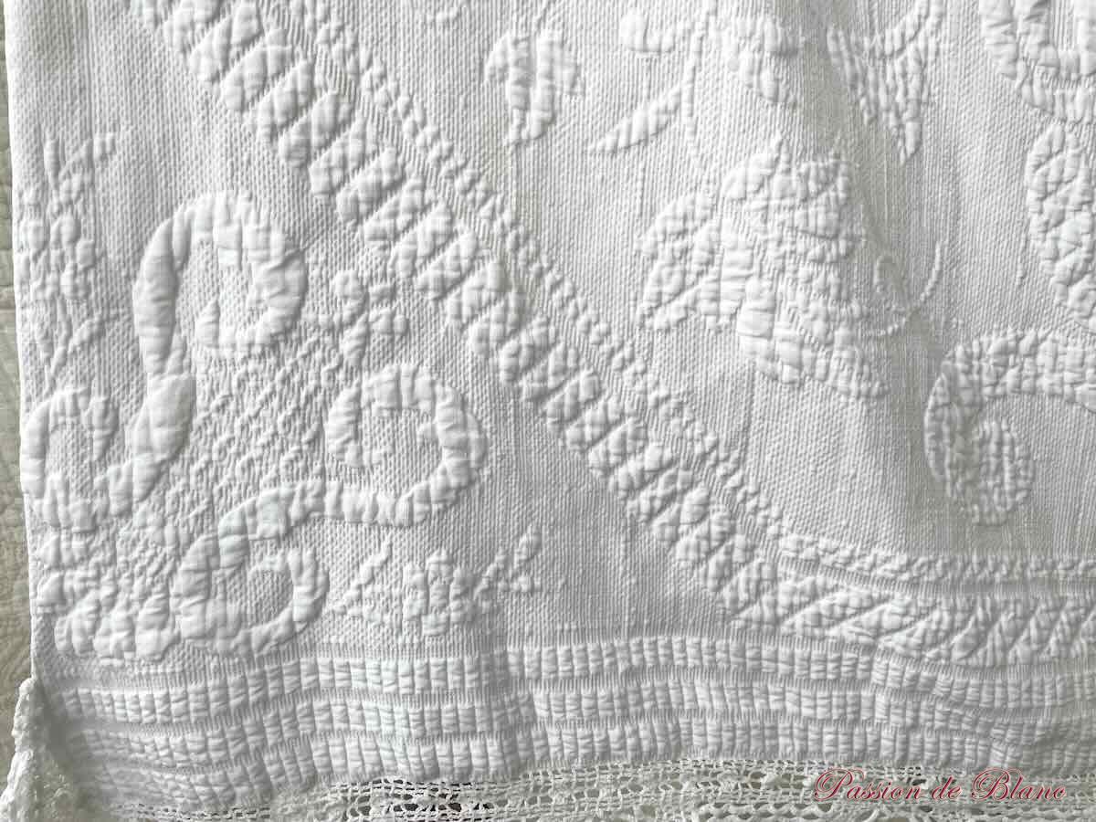 Belle couverture en piqué Marseillais avec beaux motifs en Relief – Image 3