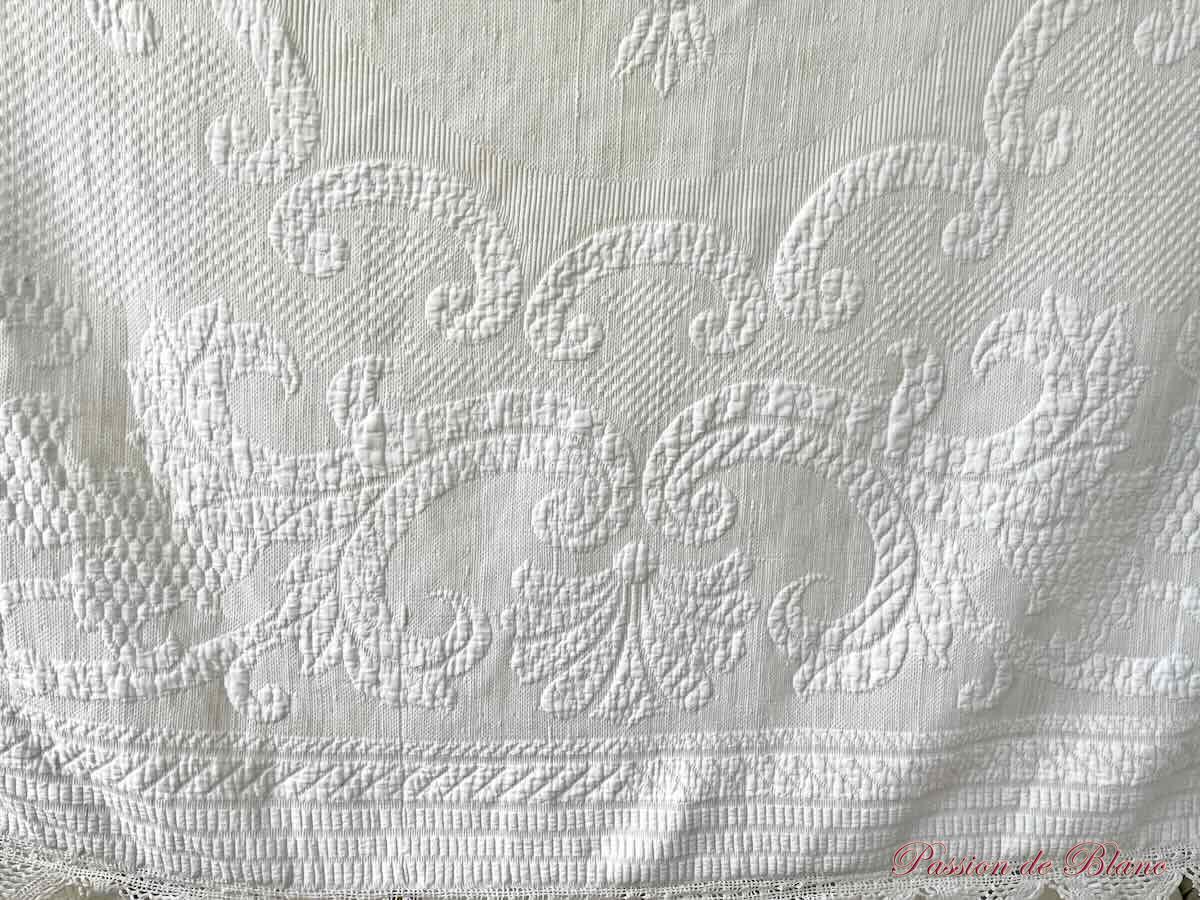 Belle couverture en piqué Marseillais avec beaux motifs en Relief – Image 2