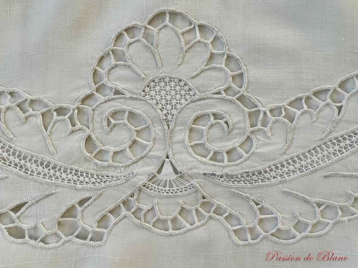 Superbe drap "EM" , broderie Richelieu réalisé main, toile lin fin – Image 6