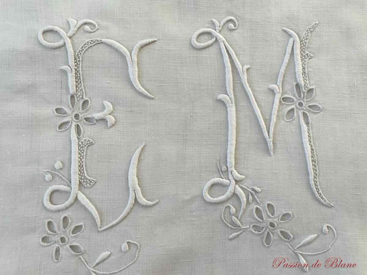 Superbe drap "EM" , broderie Richelieu réalisé main, toile lin fin – Image 4