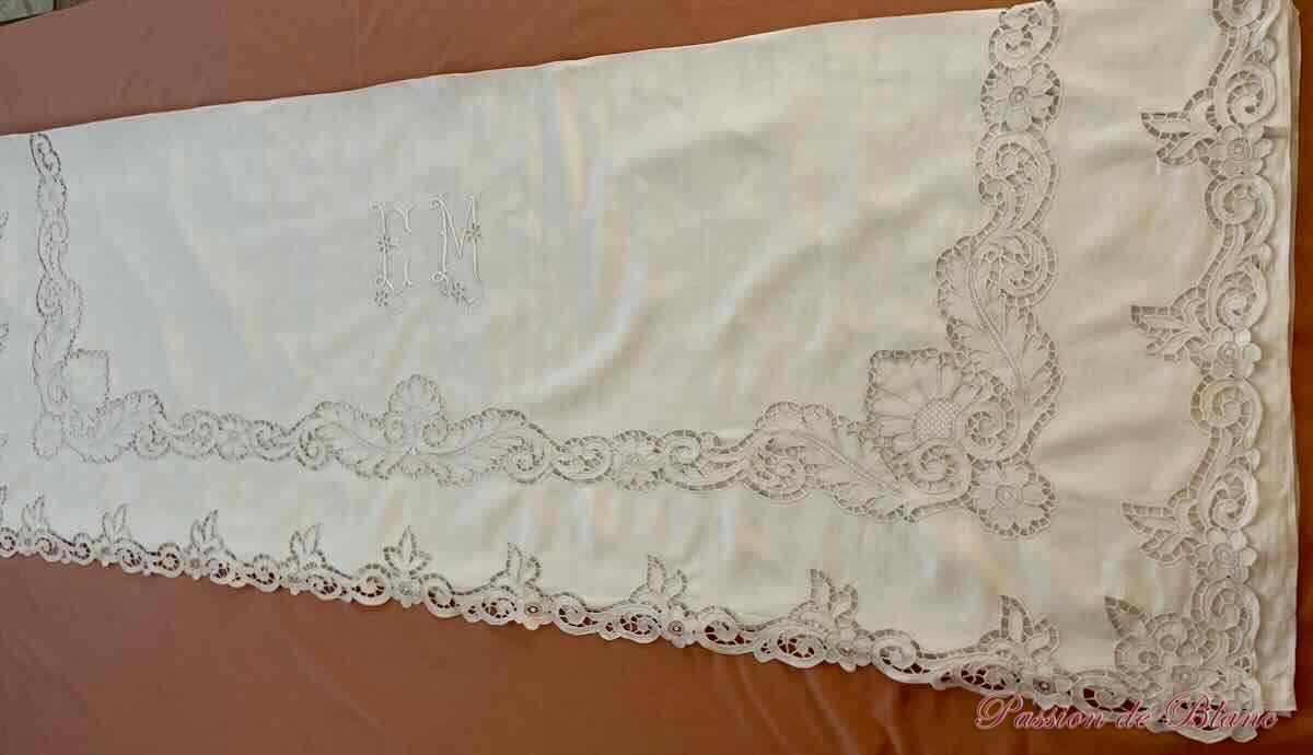 Superbe drap "EM" , broderie Richelieu réalisé main, toile lin fin – Image 5