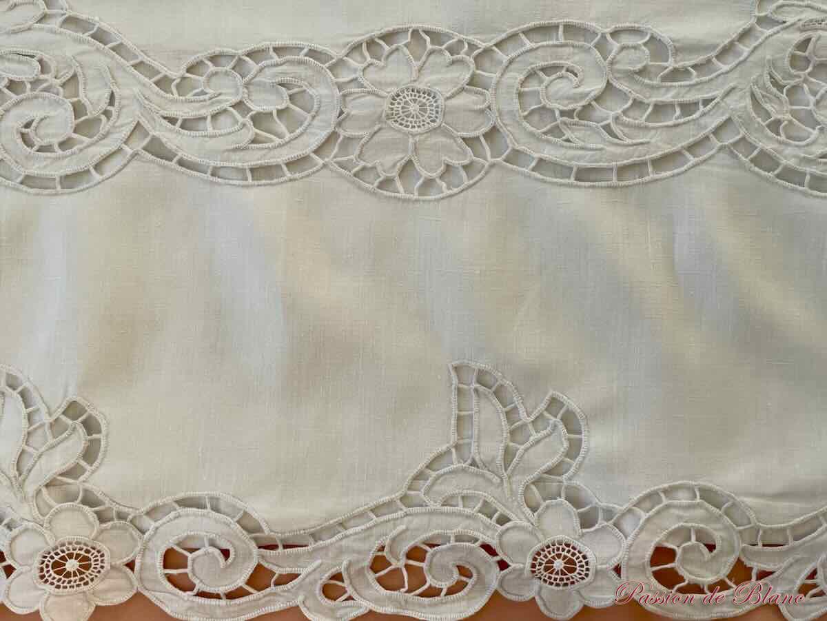 Superbe drap "EM" , broderie Richelieu réalisé main, toile lin fin – Image 8