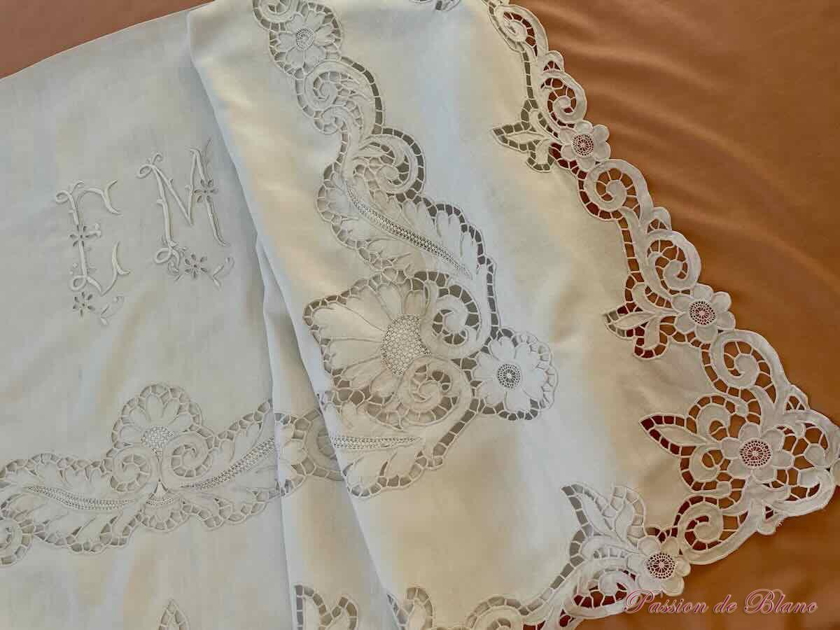 Superbe drap "EM" , broderie Richelieu réalisé main, toile lin fin – Image 9
