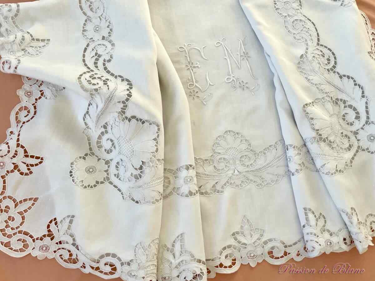 Superbe drap "EM" , broderie Richelieu réalisé main, toile lin fin – Image 7