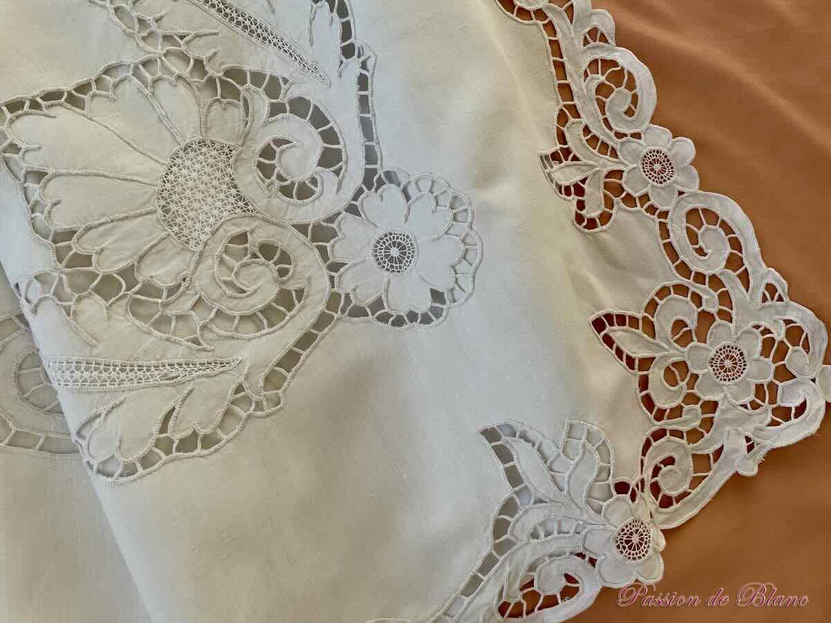 Superbe drap "EM" , broderie Richelieu réalisé main, toile lin fin – Image 3