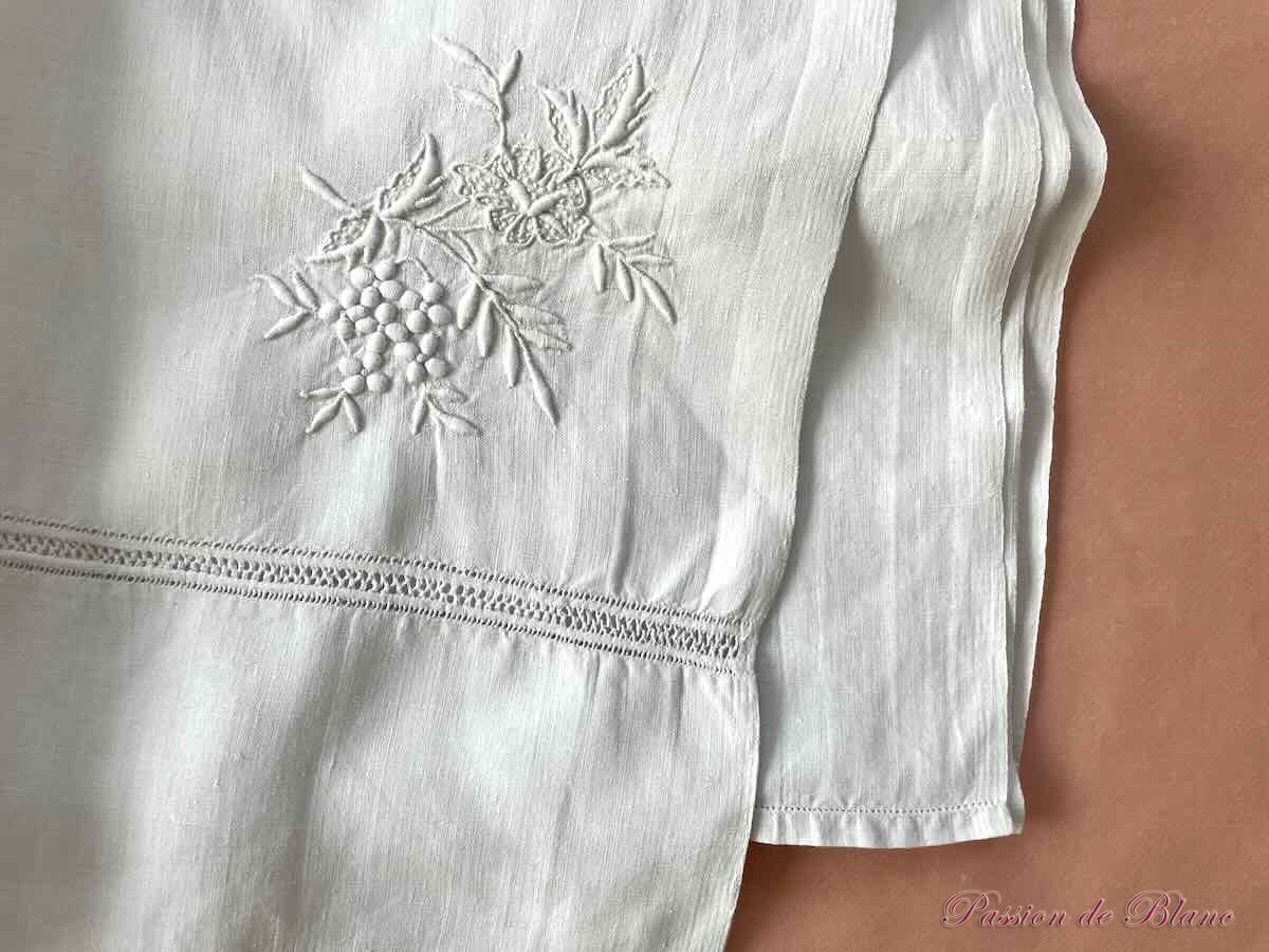 Grand drap RC richement brodé main de petites fleurs à la main sur lin fin – Image 8