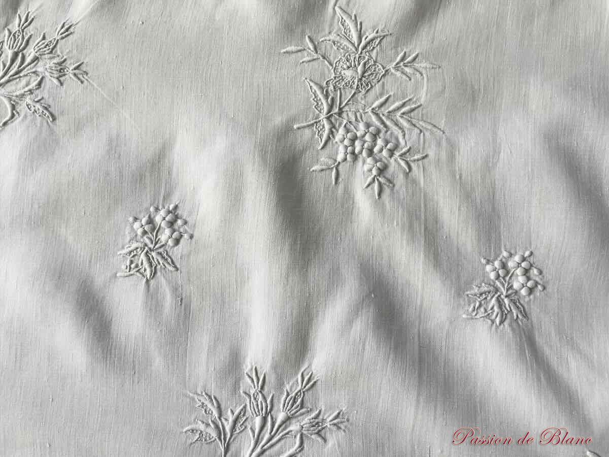 Grand drap RC richement brodé main de petites fleurs à la main sur lin fin – Image 7