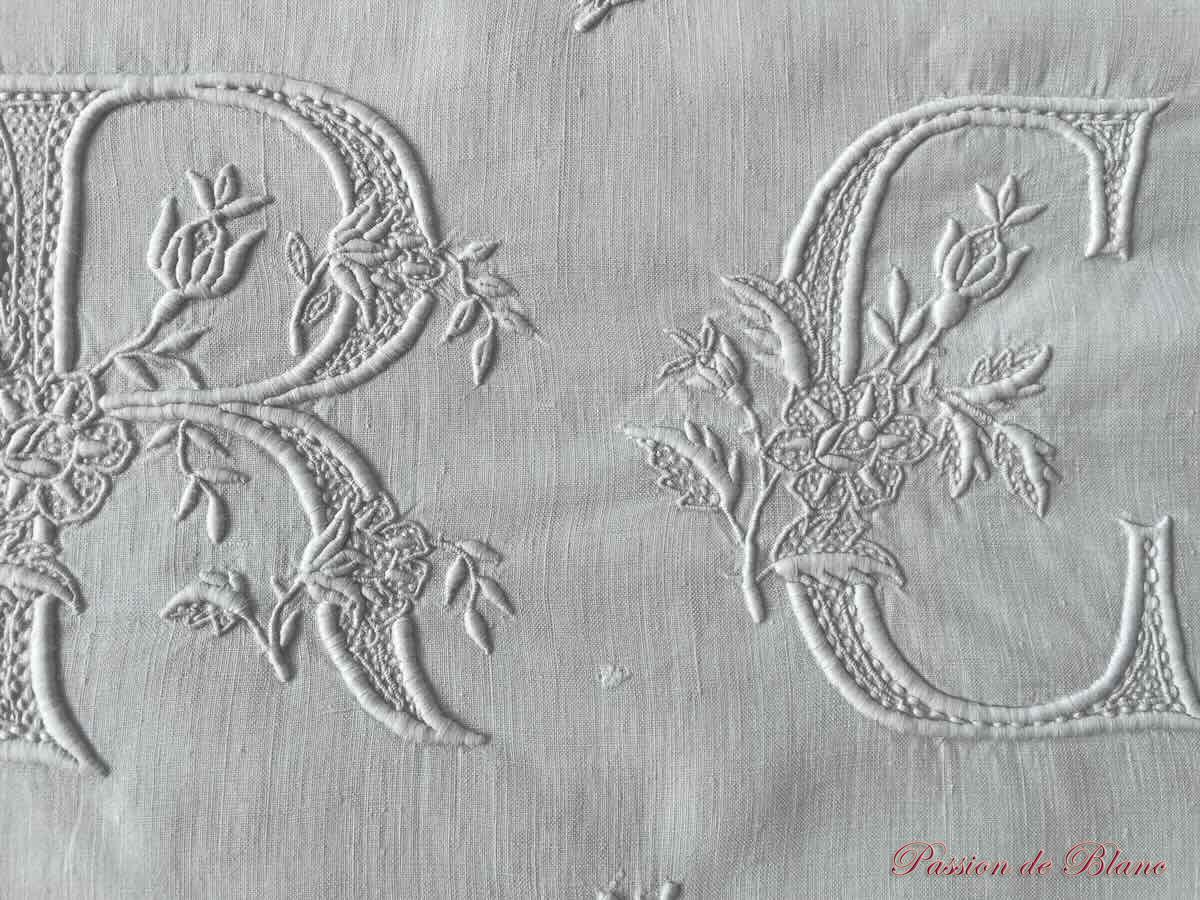 Grand drap RC richement brodé main de petites fleurs à la main sur lin fin – Image 6