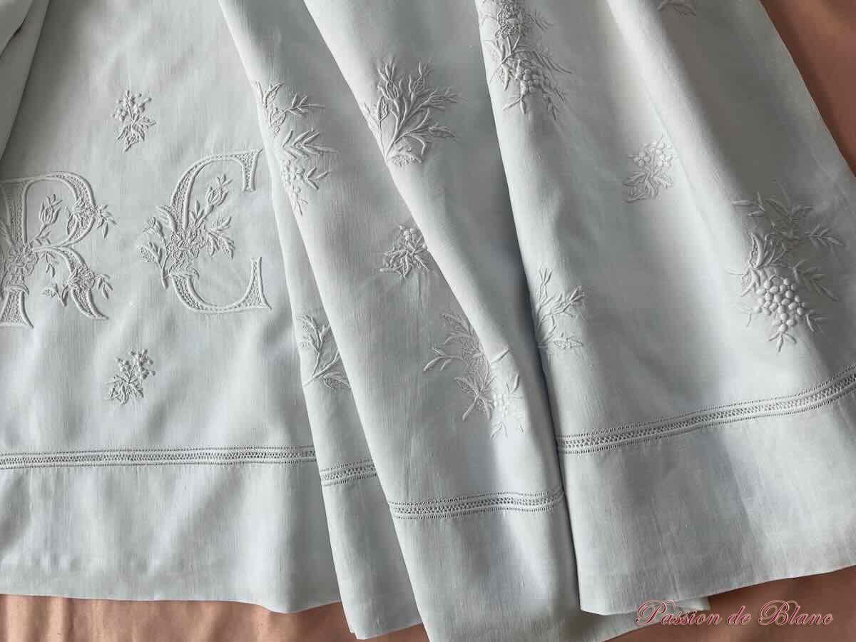 Grand drap RC richement brodé main de petites fleurs à la main sur lin fin – Image 5
