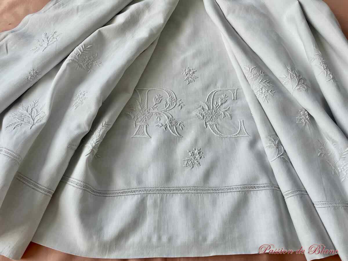 Grand drap RC richement brodé main de petites fleurs à la main sur lin fin – Image 4