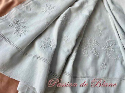ACTUEL Parure de drap brodée en coton 57 fils PLUME pas cher ACTUEL Parure de drap brodée en coton 57 fils PLUME pas cher