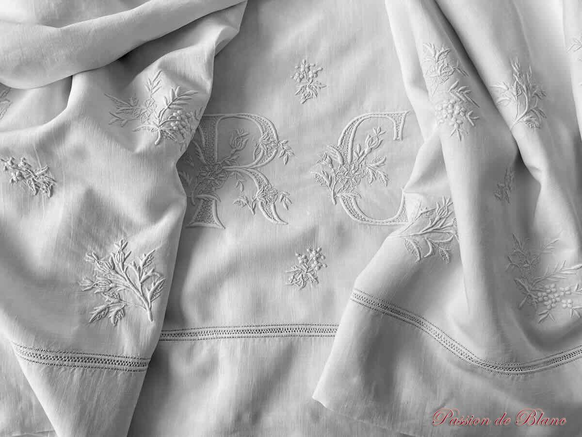 Grand drap RC richement brodé main de petites fleurs à la main sur lin fin – Image 2