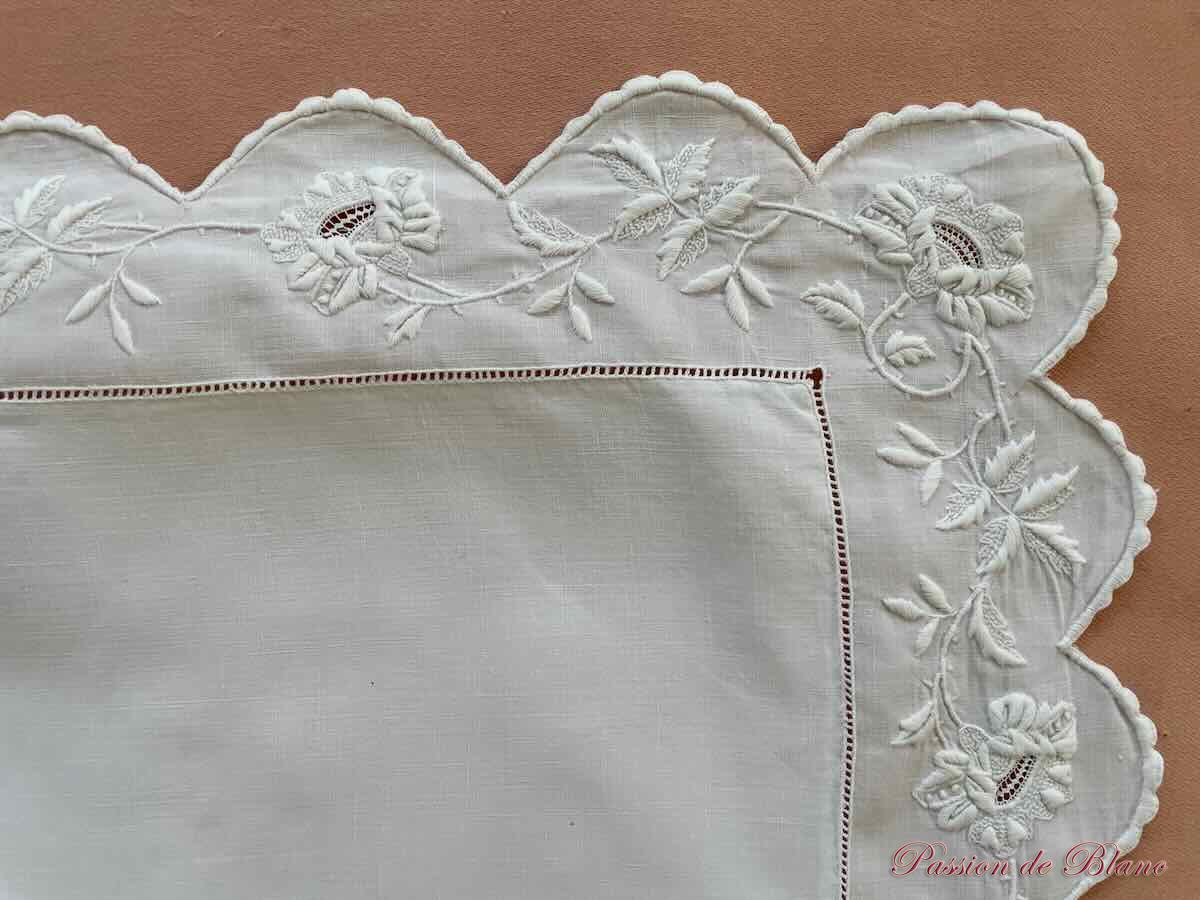 Somptueuse taie CH festonnée en fil de lin et broderies main – Image 8