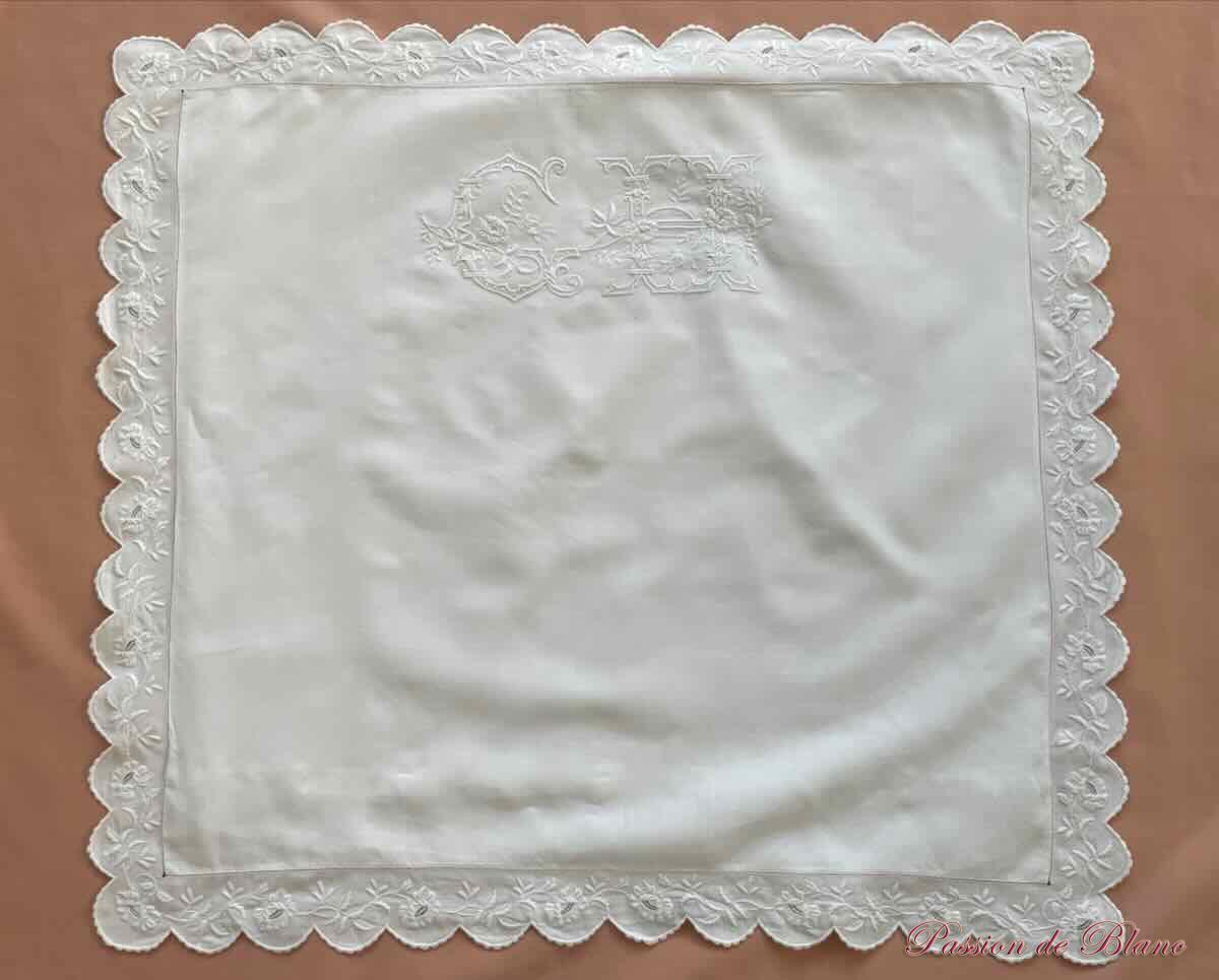 Somptueuse taie CH festonnée en fil de lin et broderies main – Image 5