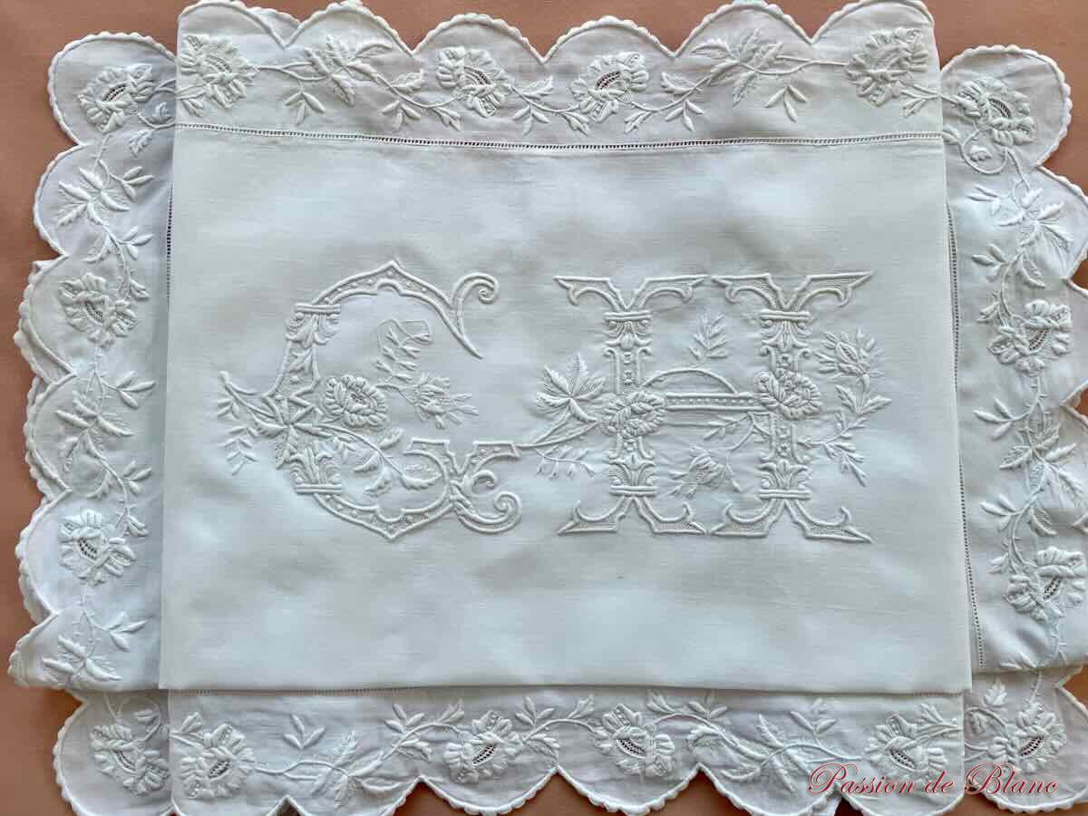 Somptueuse taie CH festonnée en fil de lin et broderies main – Image 9