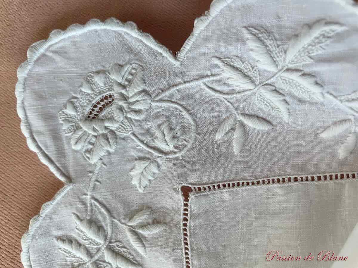 Somptueuse taie CH festonnée en fil de lin et broderies main – Image 6