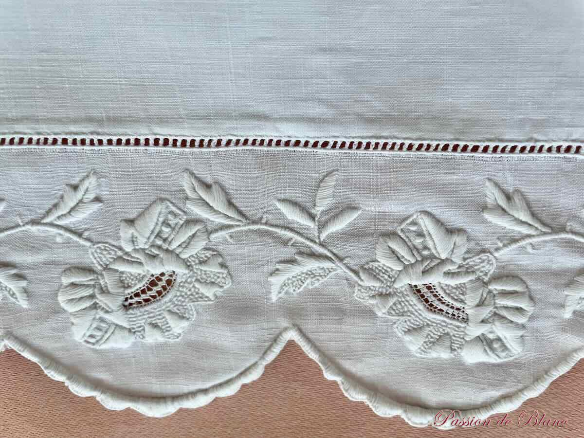 Somptueuse taie CH festonnée en fil de lin et broderies main – Image 4