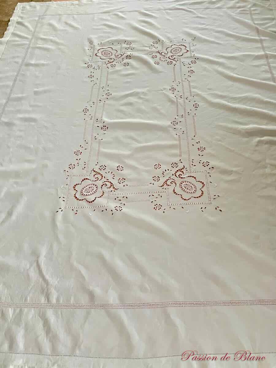 Nappe avec broderies Richelieu, incrustions à l'aiguille, travail de jours sur toile de lin – Image 4