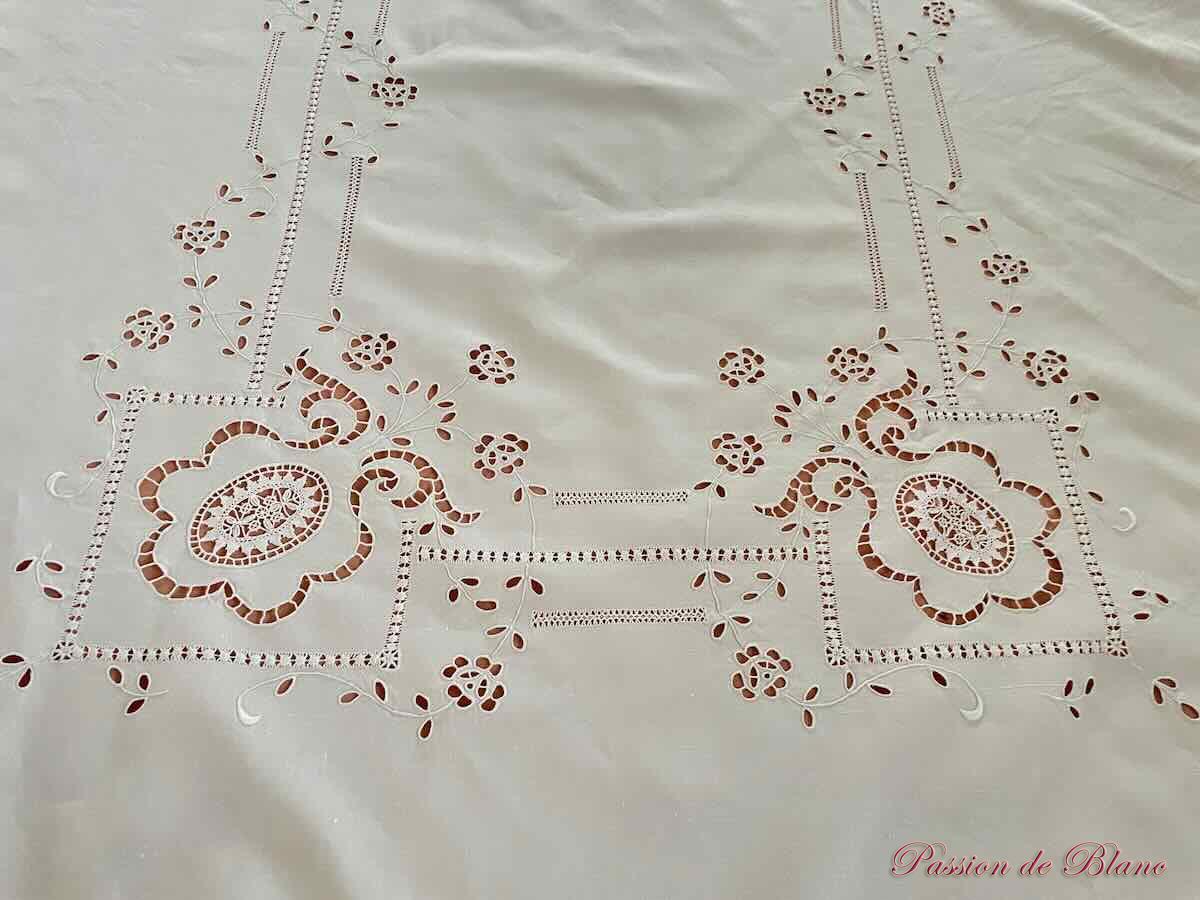Nappe avec broderies Richelieu, incrustions à l'aiguille, travail de jours sur toile de lin – Image 3