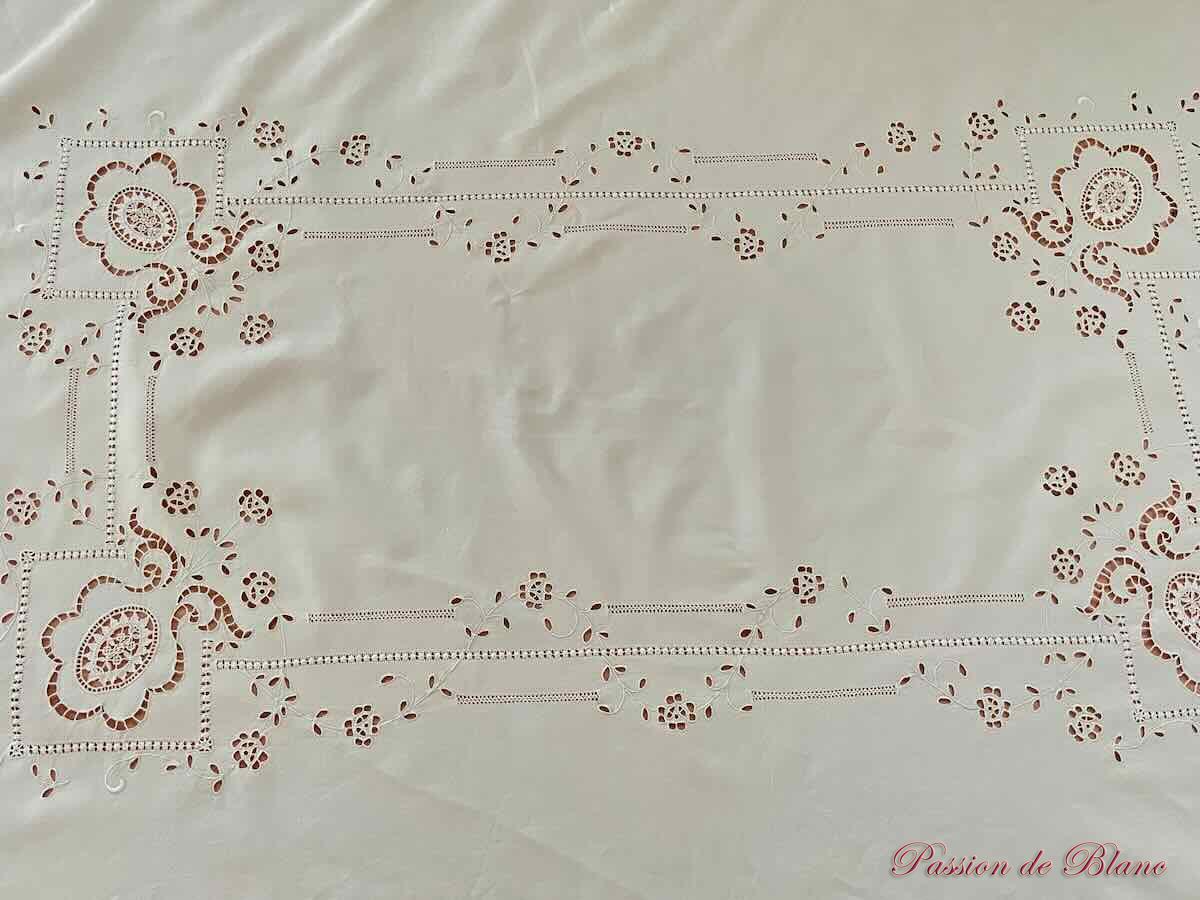 Nappe avec broderies Richelieu, incrustions à l'aiguille, travail de jours sur toile de lin – Image 2