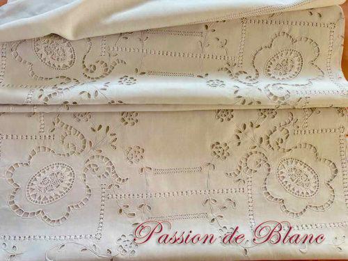 Nappe avec broderies Richelieu, incrustions à l’aiguille, travail de jours sur toile de lin